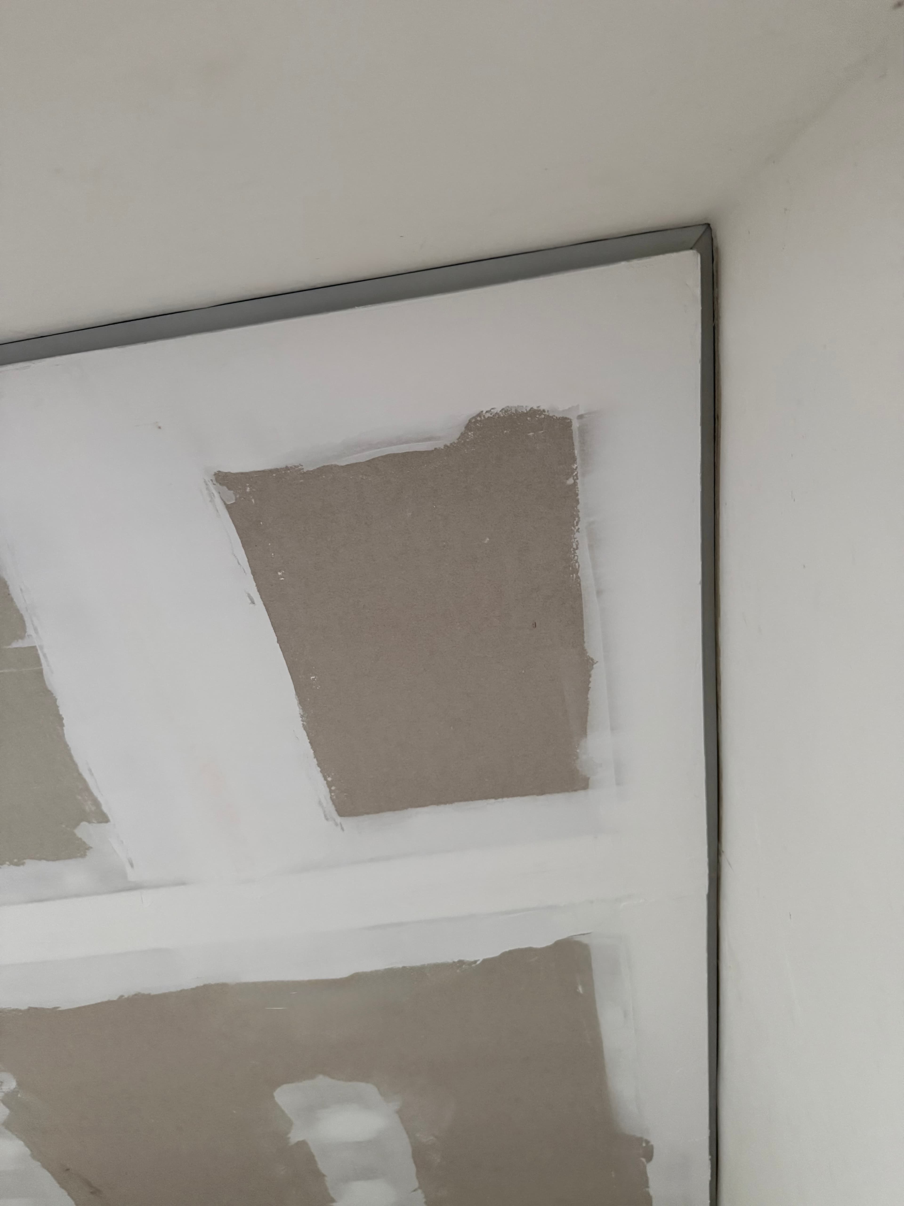Detalhe do acabamento do forro de drywall no encontro do teto com a parede.