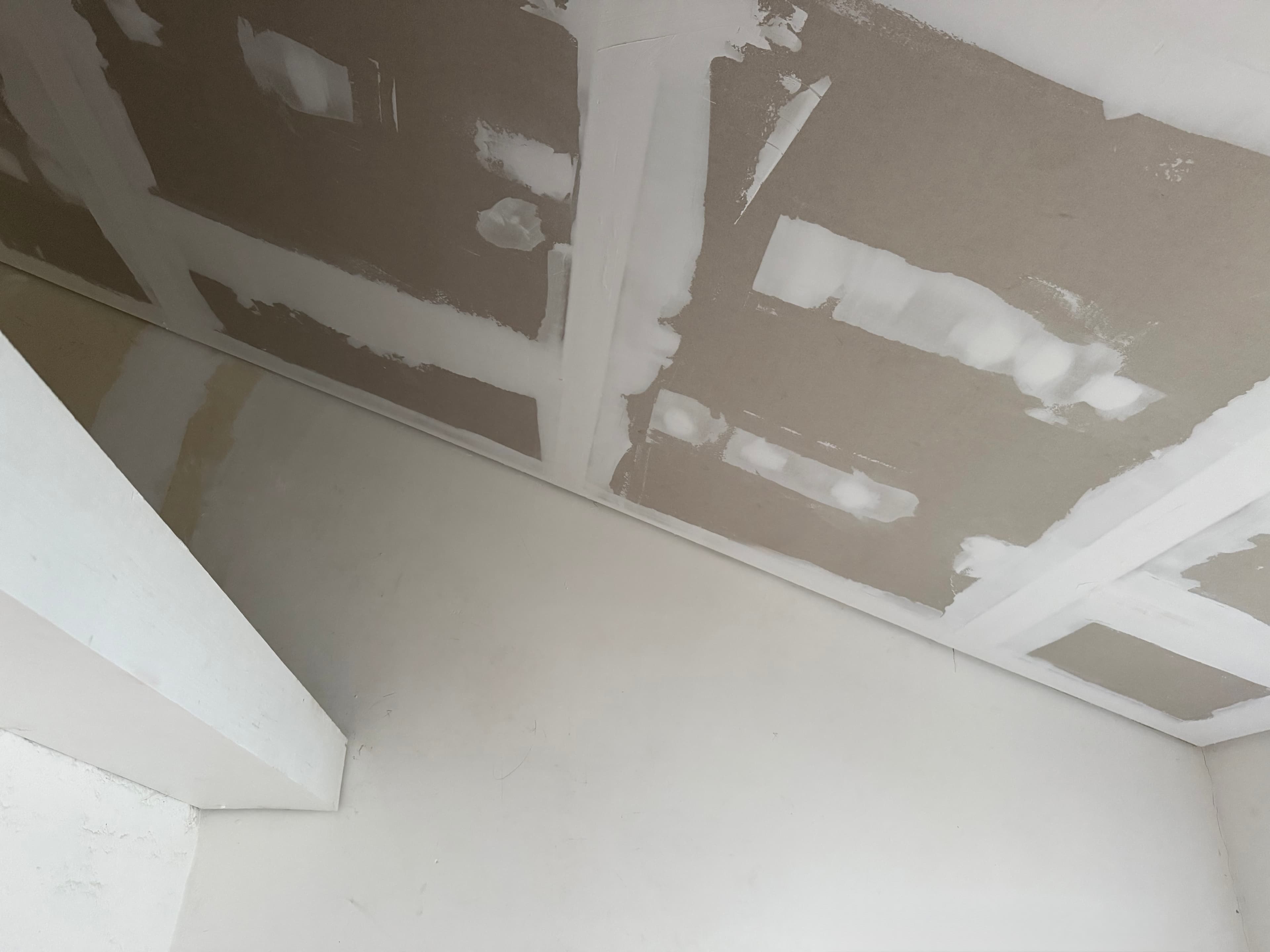 Tratamento das juntas das placas em forro de drywall inclinado, durante a instalação.