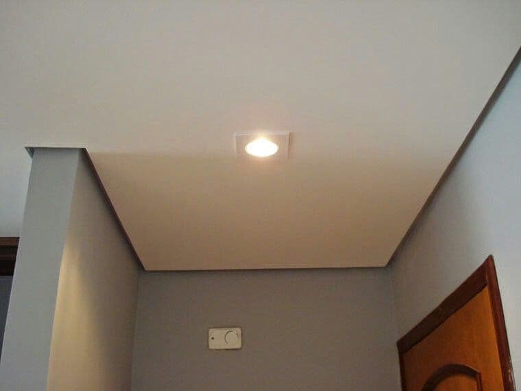 Recorte em forro de drywall com spot embutido quadrado, em ambiente residencial em Mogi das Cruzes.