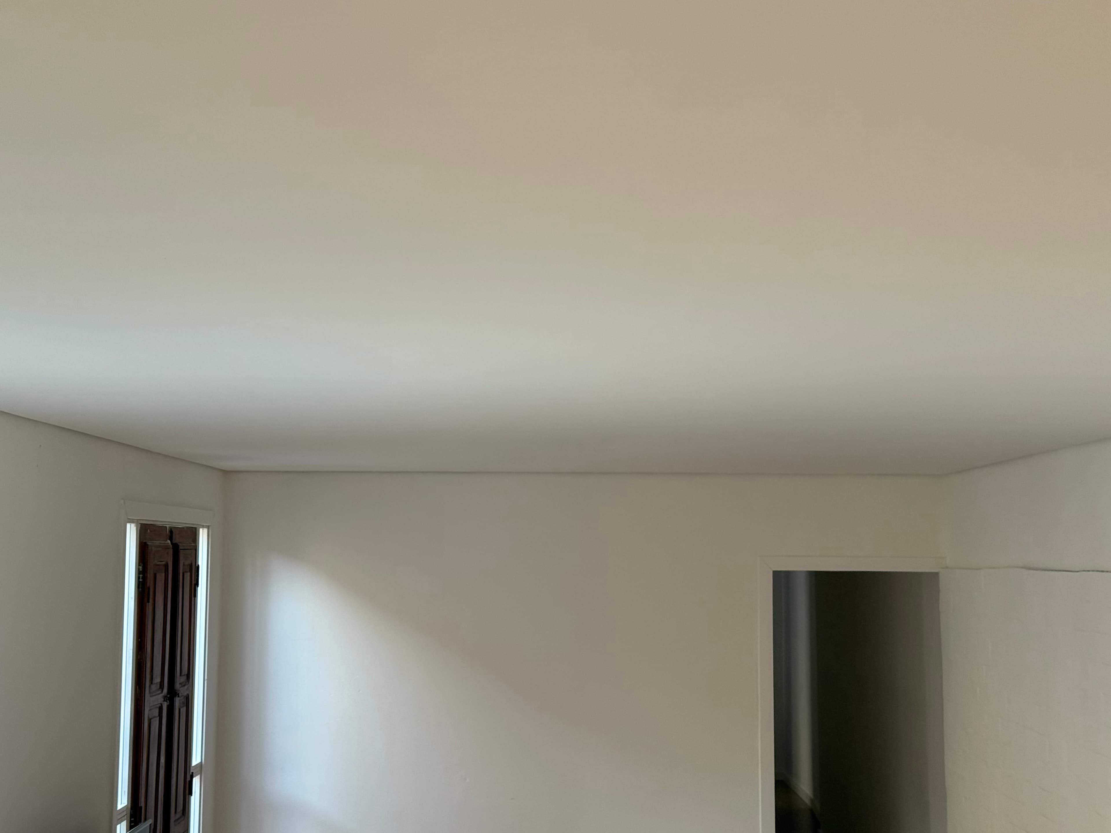 Teto residencial com forro de drywall liso, acabado e pintado, em Mogi das Cruzes
