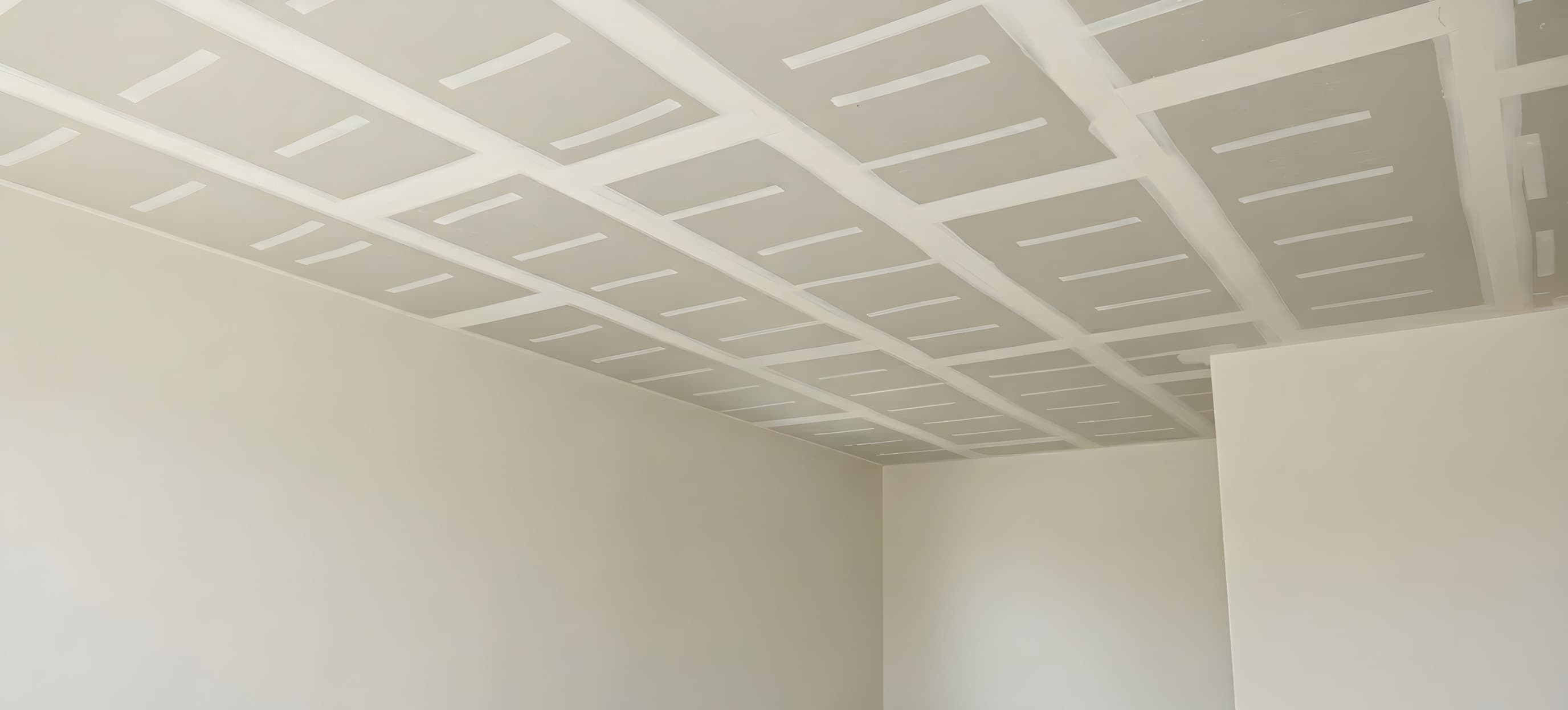 Teto de drywall liso com juntas brancas bem acabadas, em ambiente residencial amplo e iluminado
